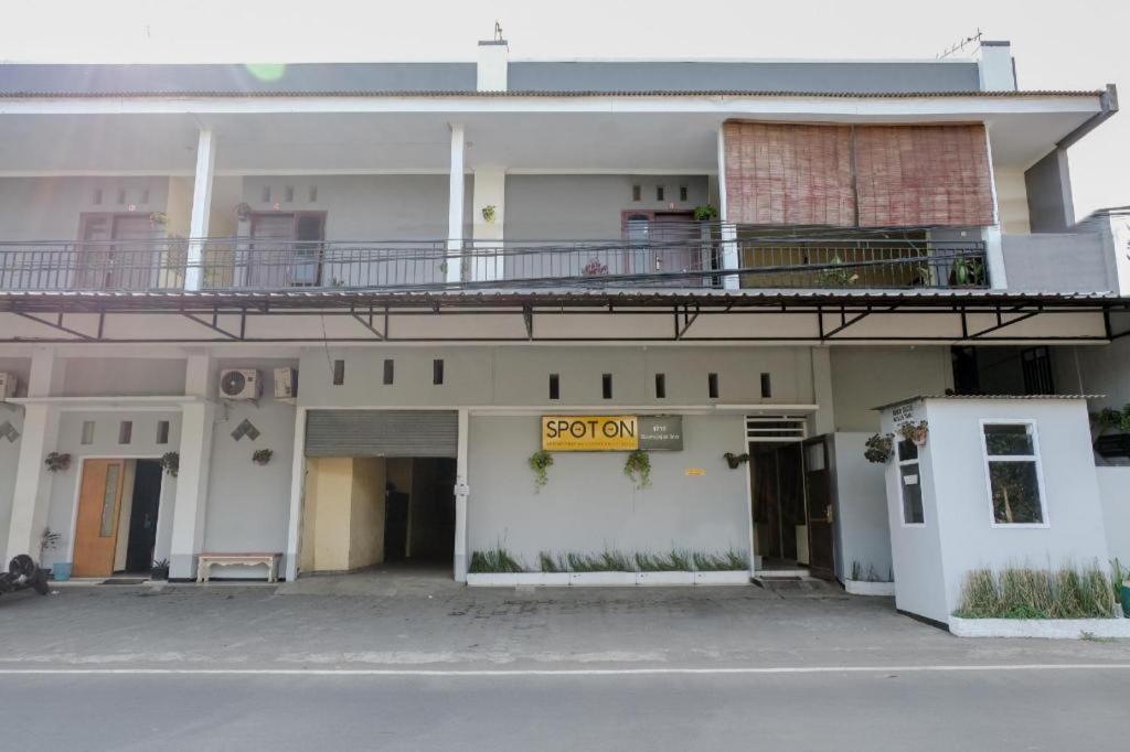 Sawojajar Inn Malang Exterior photo